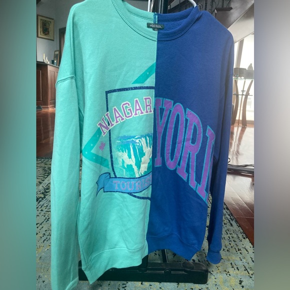 Sweatshirt - Picture 2 of 4